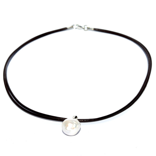 Trendy Suede Necklace with Baroque Pearl - Brown/White
